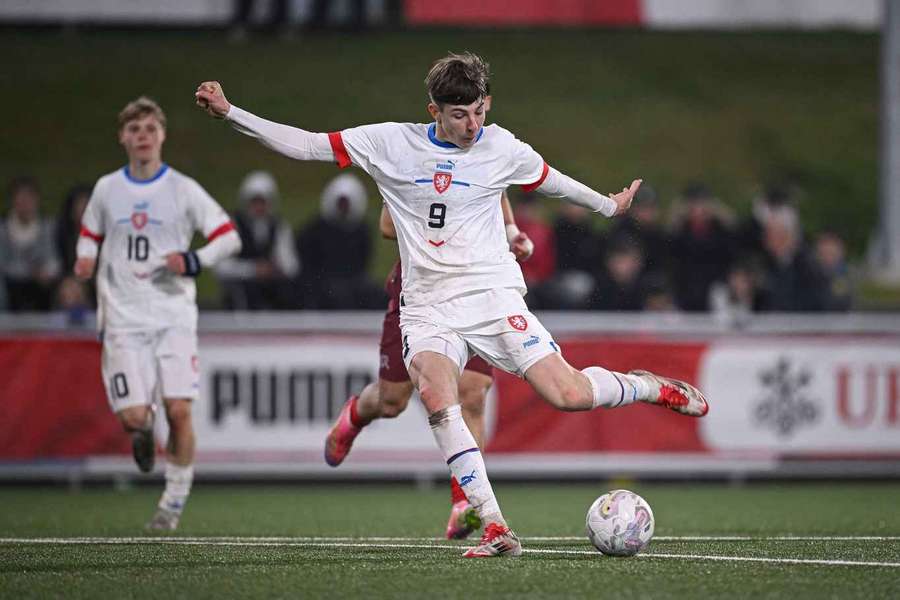 Gól Víta Škrkoně k výhře české sedmnáctky nepomohl. Gól Víta Škrkoně k výhře české sedmnáctky nepomohl.