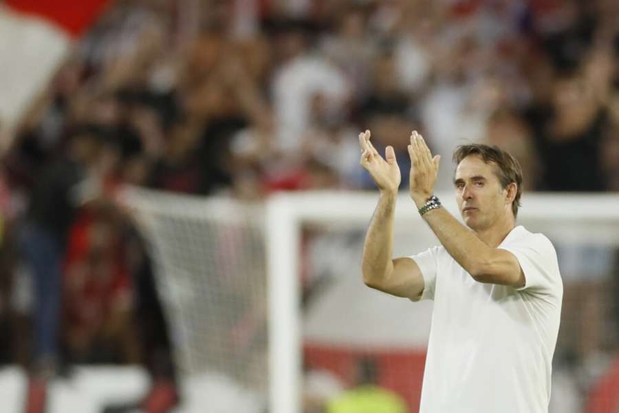 Lopetegui se po utkání s Borussií dočkal od fanoušků Sevilly potlesku ve stoje.