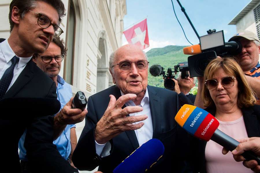 Sepp Blatter retter hård kritik mod Infantino: FIFA blander sig i ting, der ikke vedrører dem