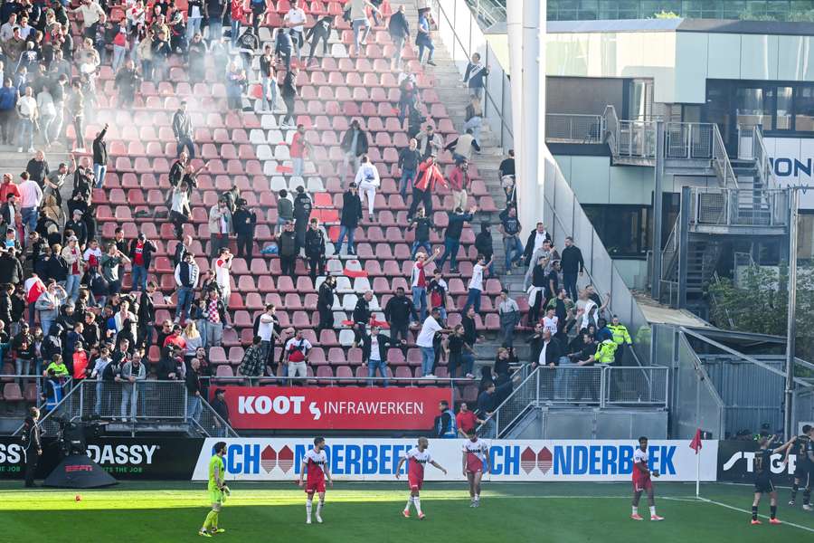 Onrust op de tribune bij het uitvak tijdens FC Utrecht - Go Ahead Eagles