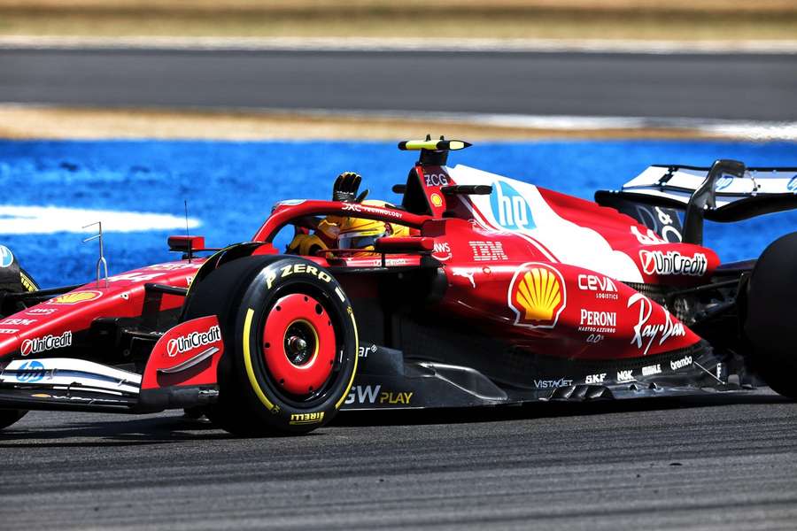 Hamilton no topo após o treino de abertura em Silverstone