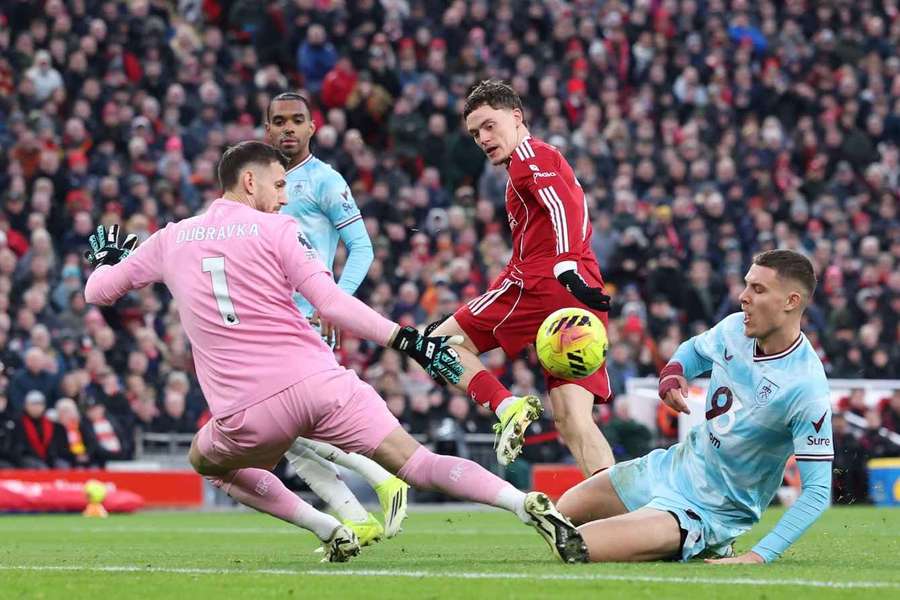 Skvelý Dúbravka vychytal bod na Anfielde, víťazstvo Chelsea. West Ham zaskočil Tottenham