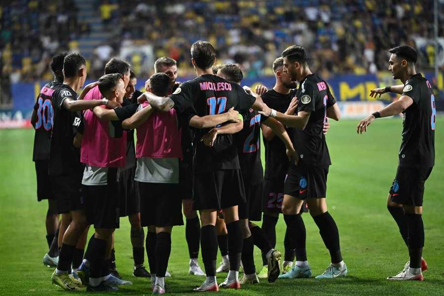 Jucătorii FCSB se bucură pentru marcarea unui gol