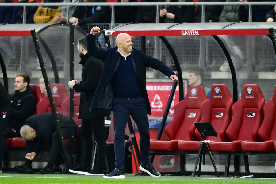 Trainer Arne Slot van Feyenoord viert de overwinning van zijn team in het AFAS Stadion