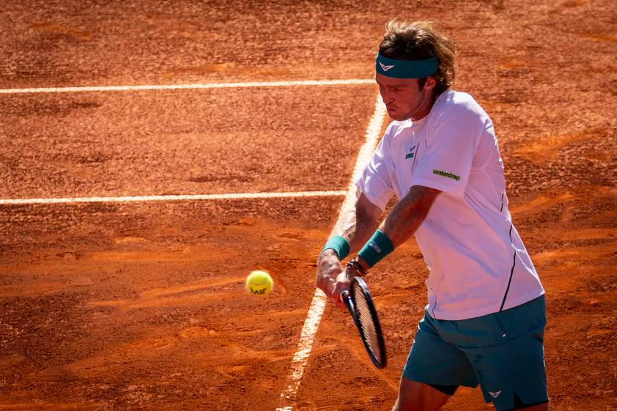 Rublev golpea una bola con su revés Rublev golpea una bola con su revés