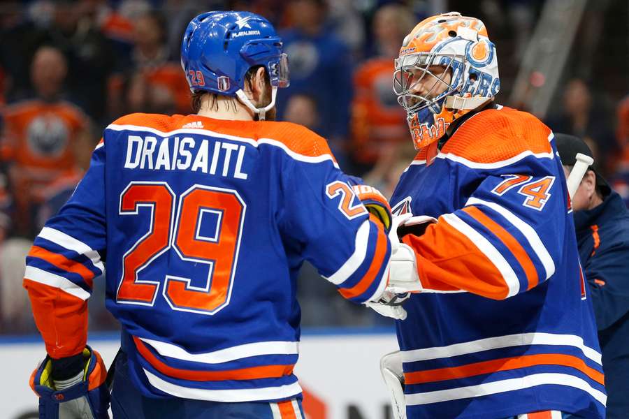 Zwei Vorlagen für Leon Draisaitl - 14 Paraden für Stuart Skinner (r.)