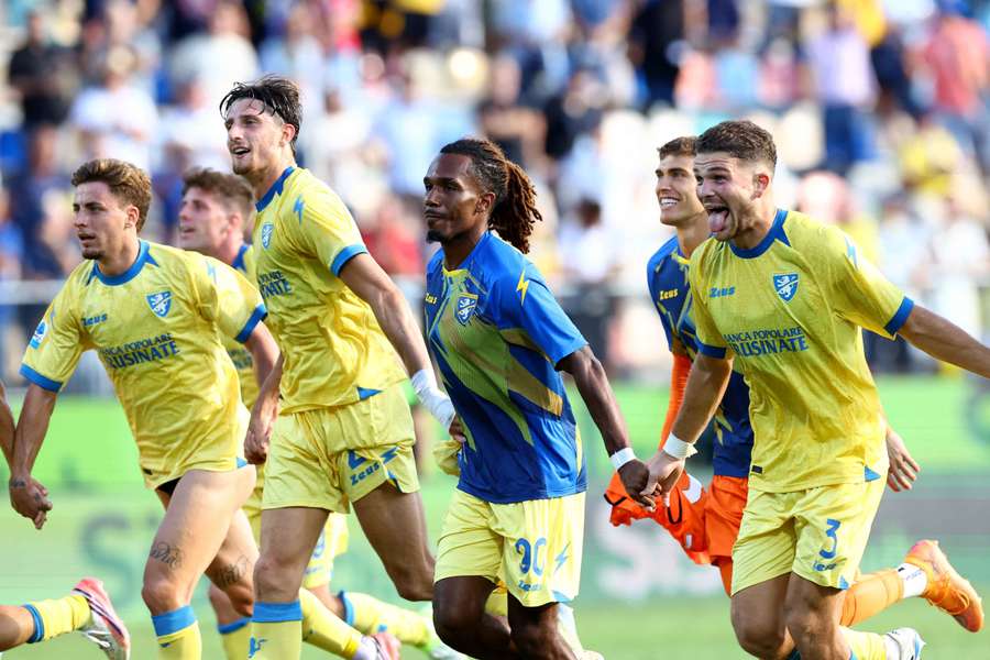 Il Frosinone festeggia il clamoroso 2-0 sul Como
