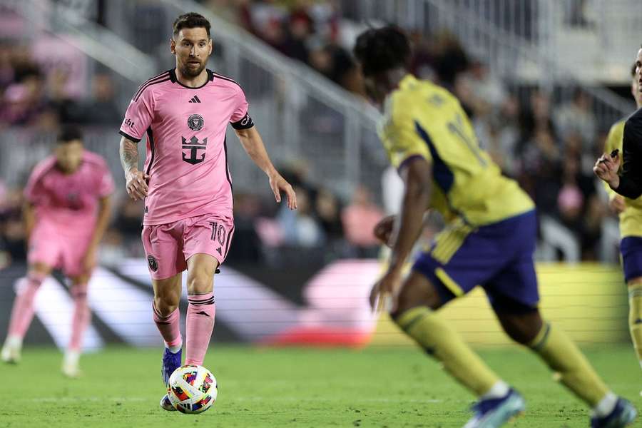 Traumstart: Lionel Messi (l.) leitete in der 39. Minute, das 2:0 durch Diego Gomez ein.