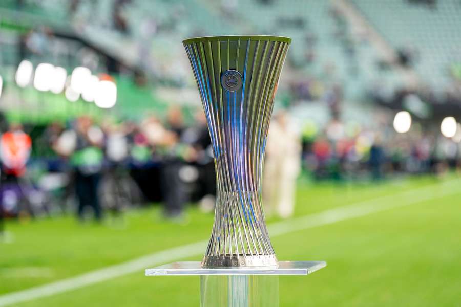 Die begehrte Trophäe der UEFA Conference League Die begehrte Trophäe der UEFA Conference League