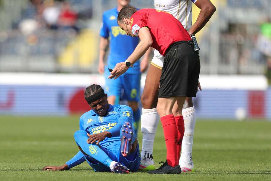 O momento em que Kouamé se lesionou contra o Cagliari