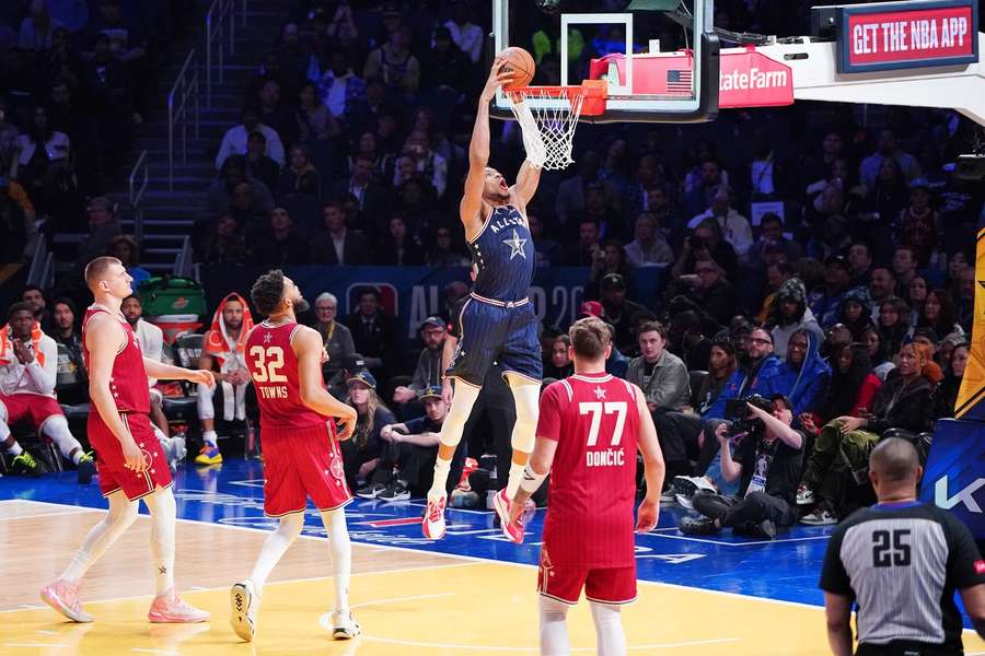 Eastern Conference captain Antetokounmpo scores a dunk in the All-Star game