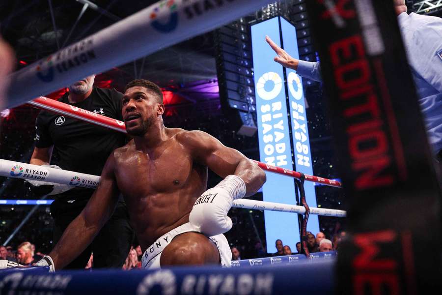 Anthony Joshua foi atirado ao chão por Daniel Dubois durante o combate pelo título mundial de pesos pesados da IBF no Estádio de Wembley