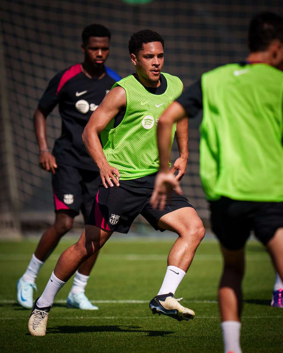 Vitor Roque, treinando nesta pré-temporada