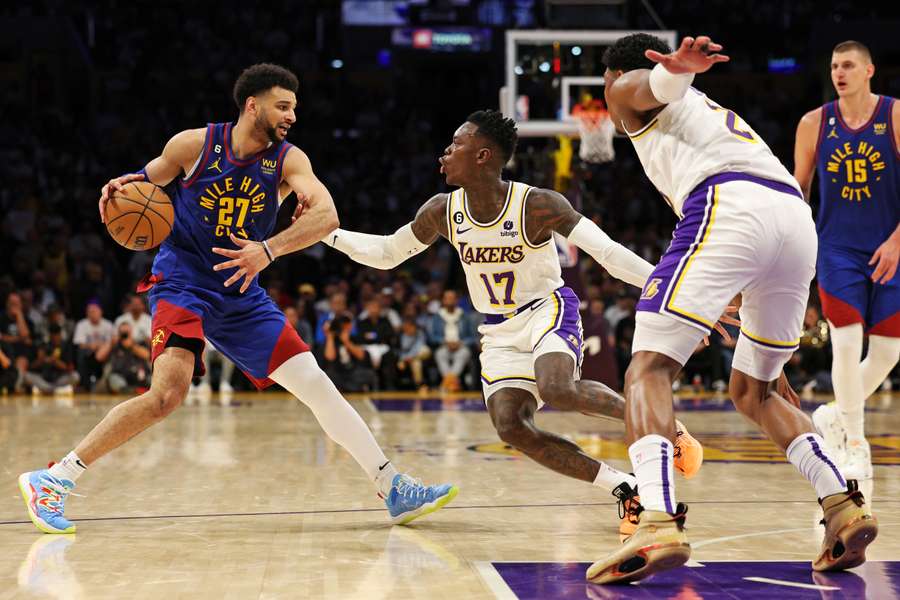 Jamal Murray de la Denver Nuggets mânuiește mingea împotriva lui Dennis Schroder și Rui Hachimura de la Los Angeles Lakers
