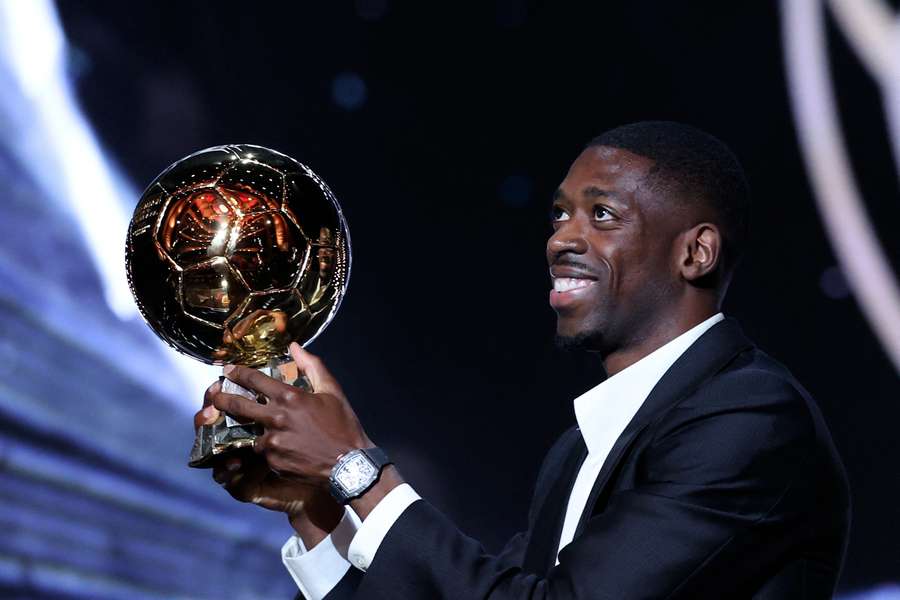 Ousmane Dembélé et son trophée.