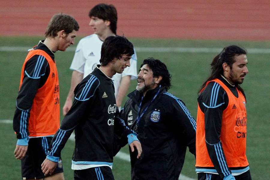 Javier Pastore și Diego Armando Maradona, la antrenamentele Argentinei înainte de Cupa Mondială din 2010