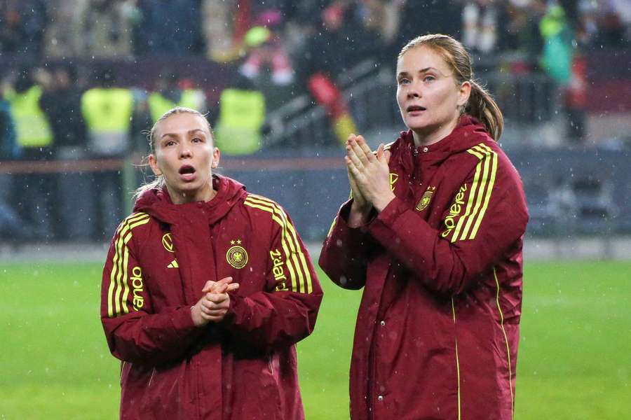 Sjoeke Nüsken und Elisa Senß nach dem 0:0 im Hinspiel.