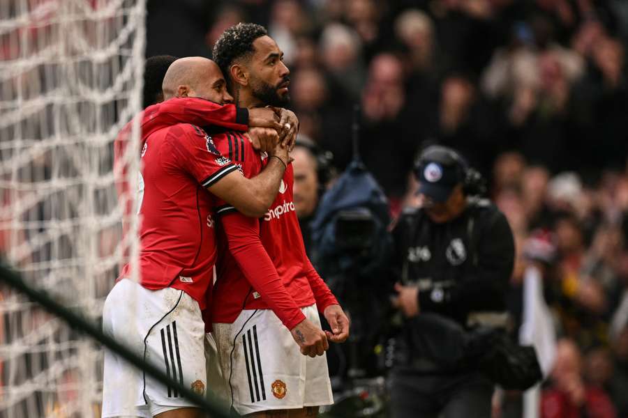Matheus Cunha celebra após marcar o segundo gol do time durante a partida da Premier League entre Manchester United e Aston Villa em Old Trafford