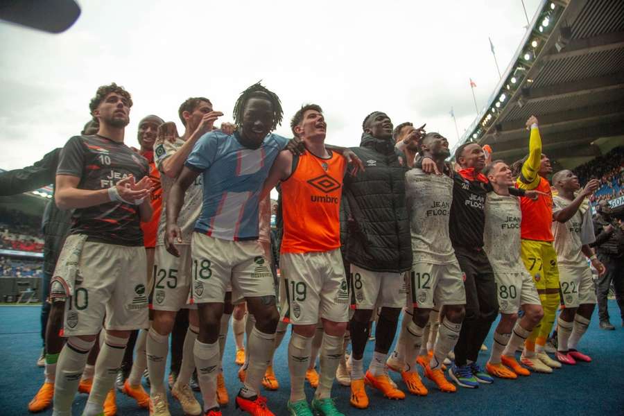 Los jugadores del Lorient celebran su victoria ante el líder de la Ligue1