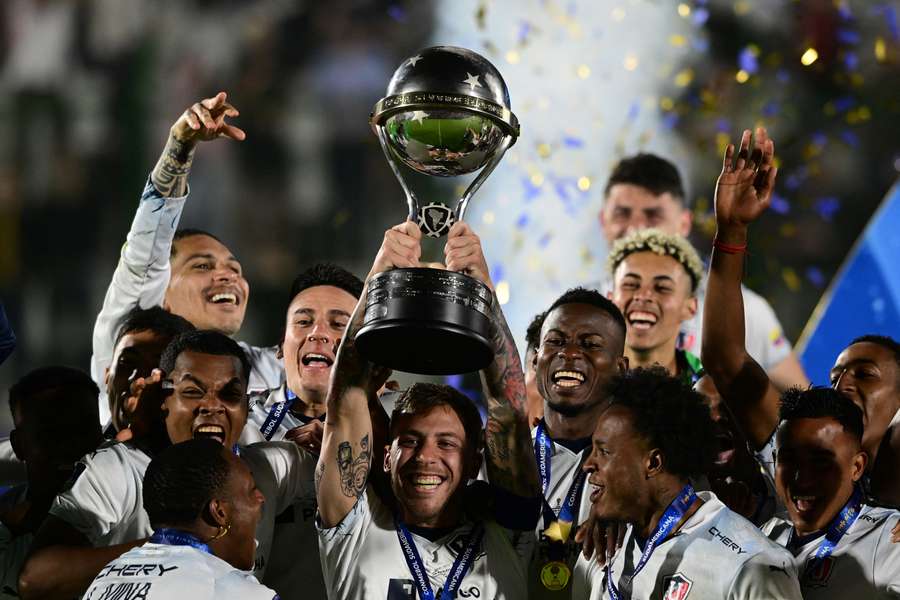 LDU ergueu o troféu da Sul-Americana pela segunda vez