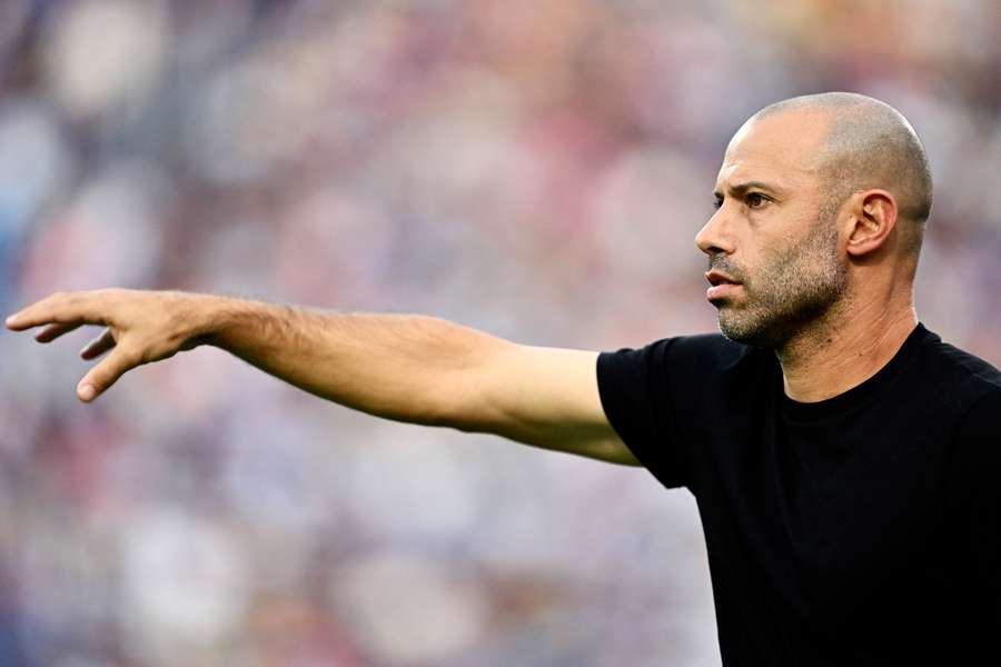 Mascherano parece indicar la ruta por donde querría que llegase Rodrigo de Paul a Miami