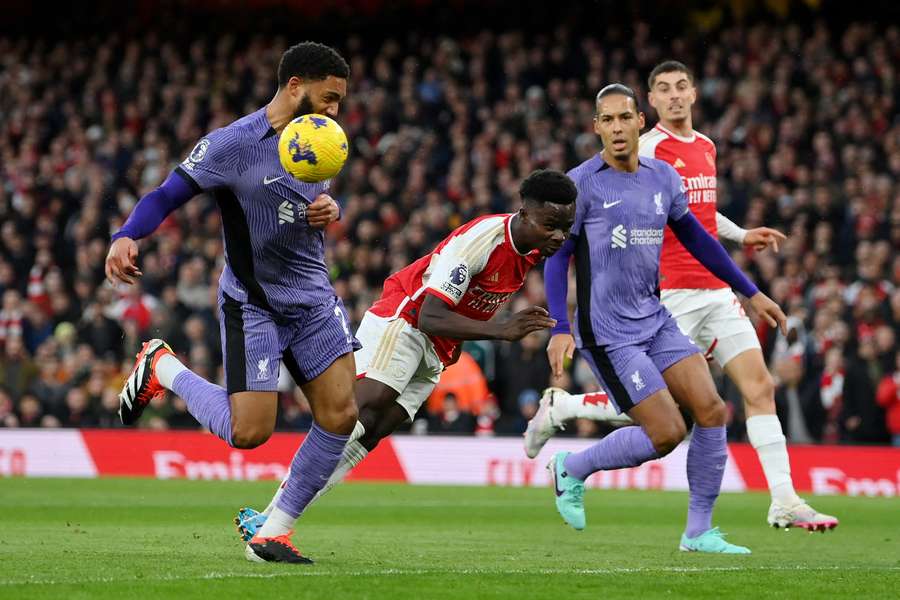 Bukayo Saka opende de score voor Arsenal in de topper tegen Liverpool