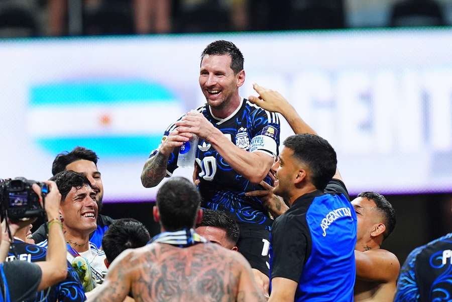 Messi é saudado por companheiros após a atuação apoteótica na semifinal da Copa do Mundo deste ano Messi é saudado por companheiros após a atuação apoteótica na semifinal da Copa do Mundo deste ano