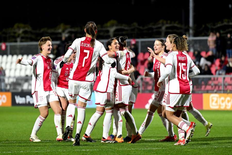 Feest bij Ajax na de 2-1 in de verlenging