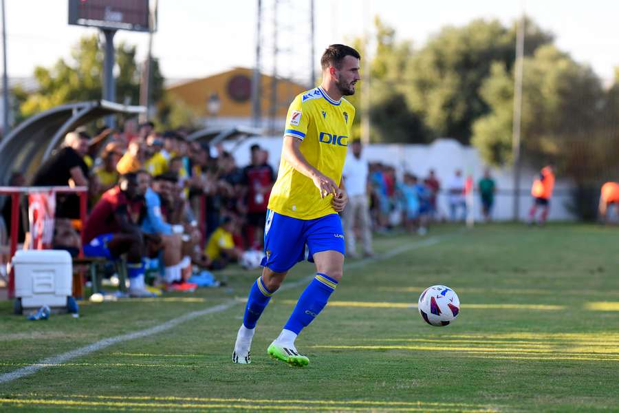 Raúl Parra tem 23 anos e atua como lateral direito