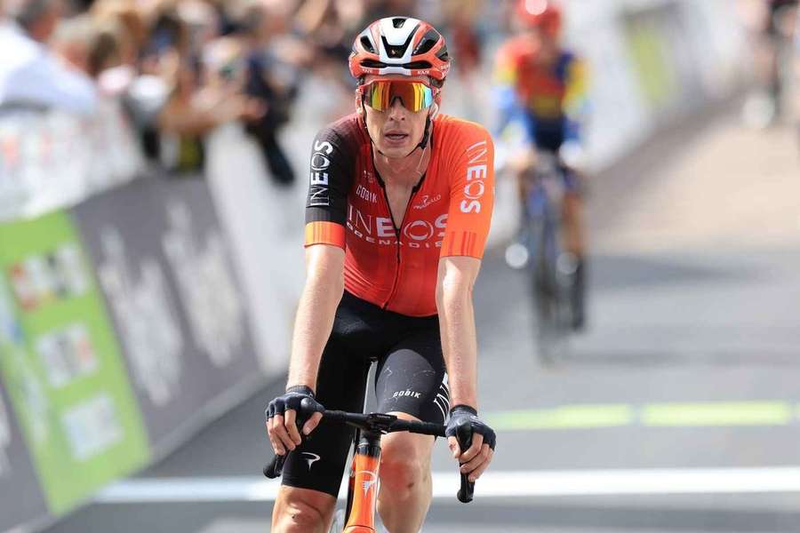 Thymen Arensman triunfa en la cuarta etapa del Tour de los Alpes.