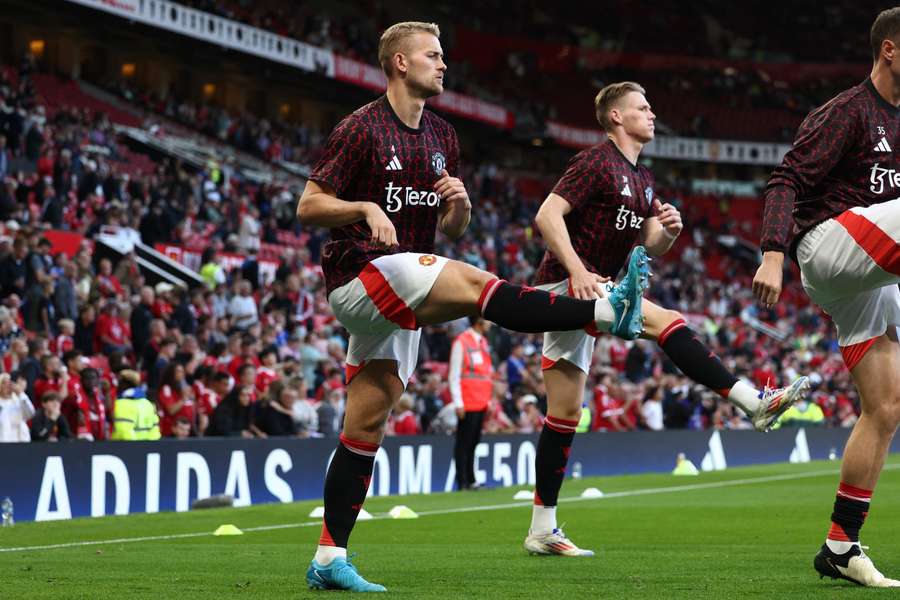 De Ligt and his teammates get warm