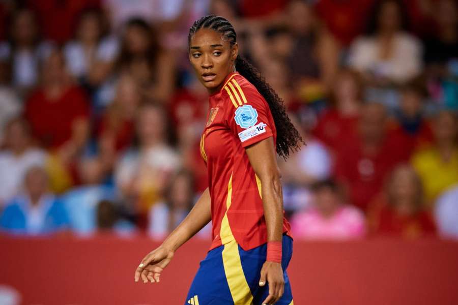 Salma Paralluelo sufre una lesión en el ligamento de la rodilla; le sustituye Athenea Salma Paralluelo sufre una lesión en el ligamento de la rodilla; le sustituye Athenea