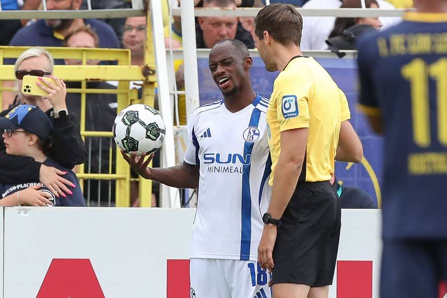 Christopher Antwi-Adjei beschwert sich beim Schiedsrichter über die rassistische Anfeindung. Christopher Antwi-Adjei beschwert sich beim Schiedsrichter über die rassistische Anfeindung.