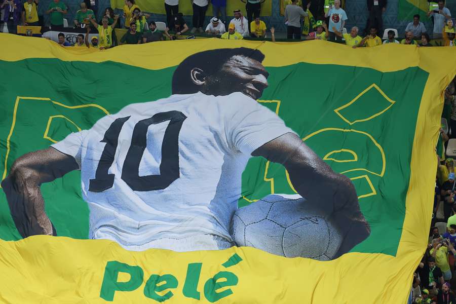 Pelé foi homenageado no jogo entre o Brasil e os Camarões