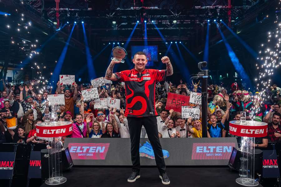 Nathan Aspinall krönt sich zum Sieger. Nathan Aspinall krönt sich zum Sieger.