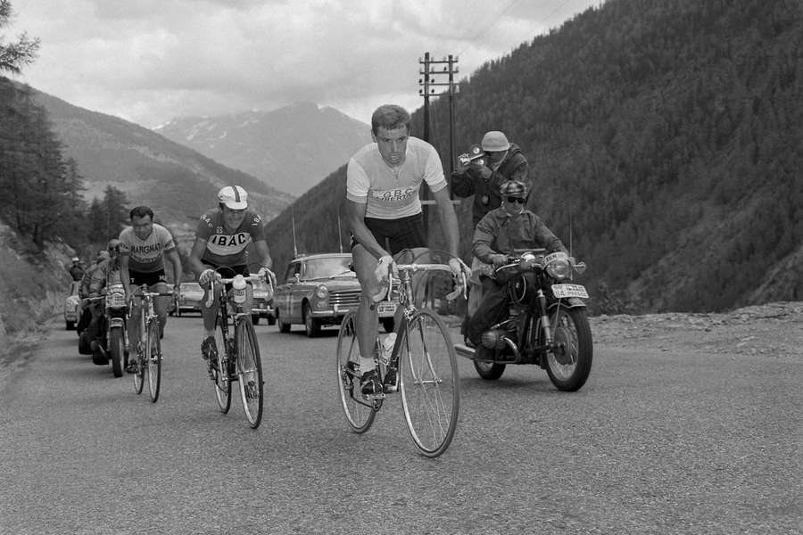 Rik Van Looy conduce pe un pas montan în 1963.