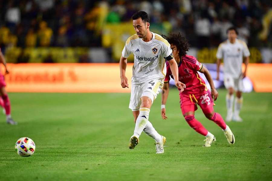 Maya Yoshida com a braçadeira dos Glaaxy