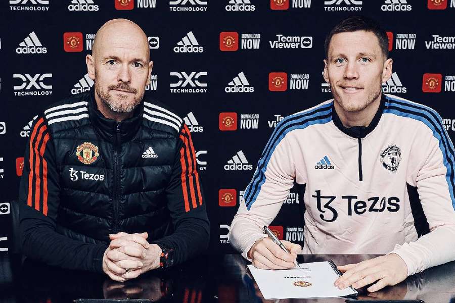 Ao lado de Ten Hag, Weghorst assina contrato com o United