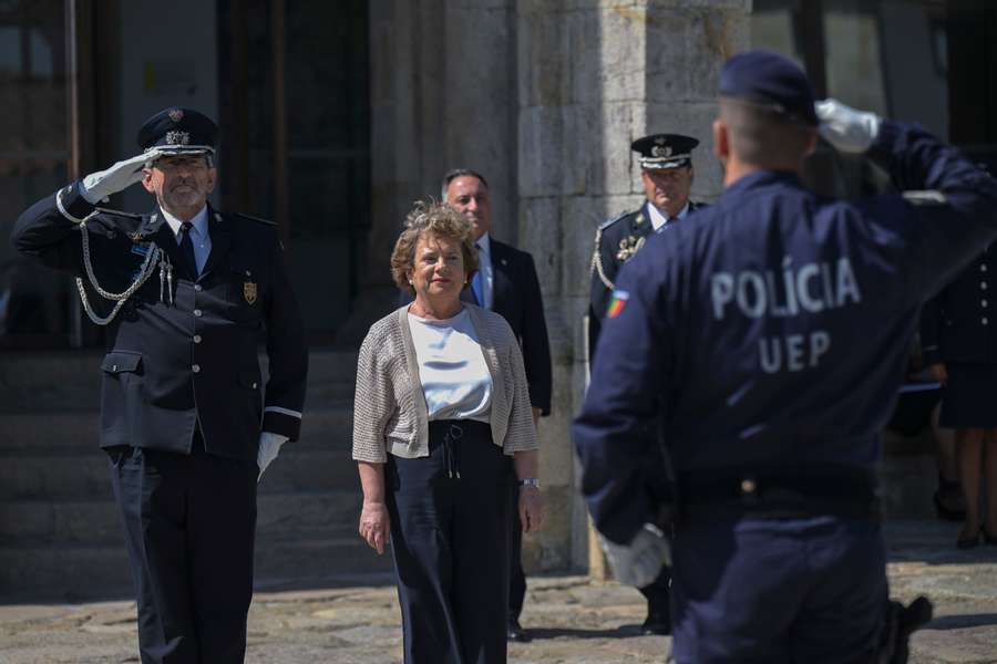 Agentes da PSP perante Maria Lúcia Amaral, ministra da Administração Interna