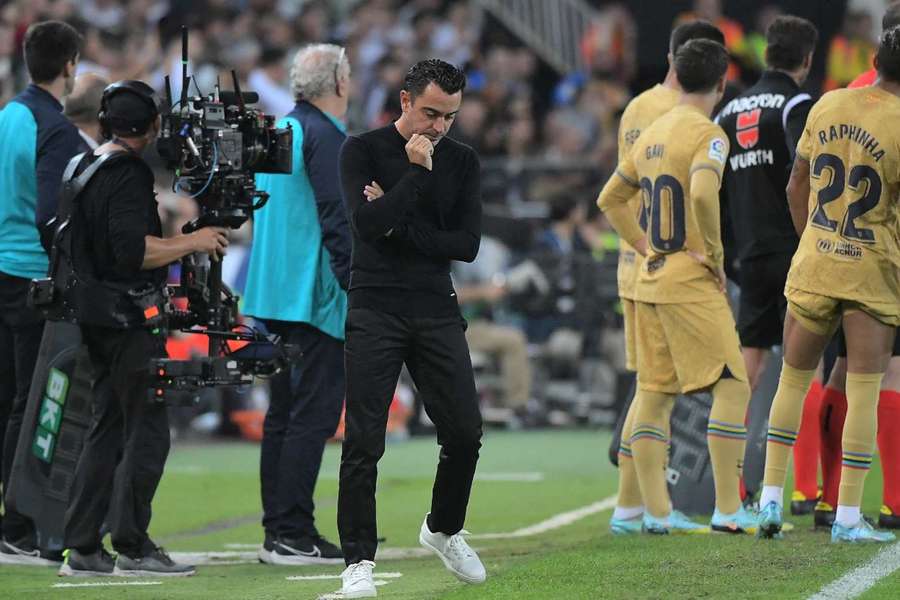 Xavi Hernández en la banda de Mestalla