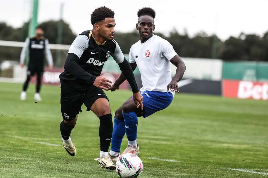 Marcus Edwards diante dos jogadores do Belenenses