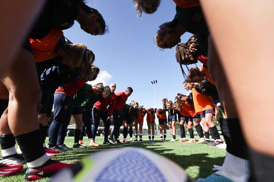 Seleção feminina portuguesa já treinou no relvado e com grupo completo