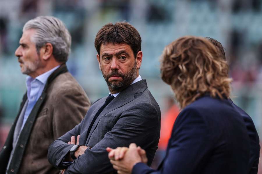 Andrea Agnelli habla con Pavel Nedved.