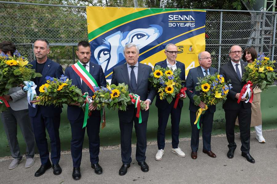 Diverse Verantwortliche aus Politik und Sport legten in Imola ihre Blumen zum Gedenken hin.