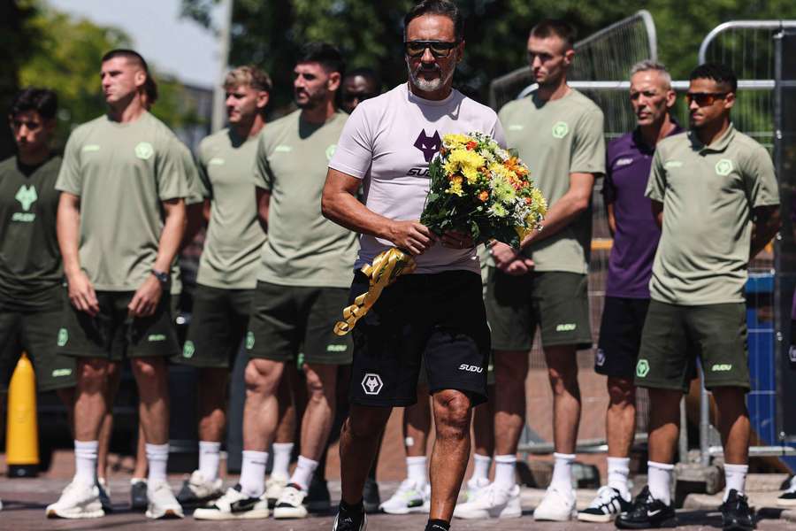 Vítor Pereira e elenco do Wolverhampton no memorial do Estádio Molineux