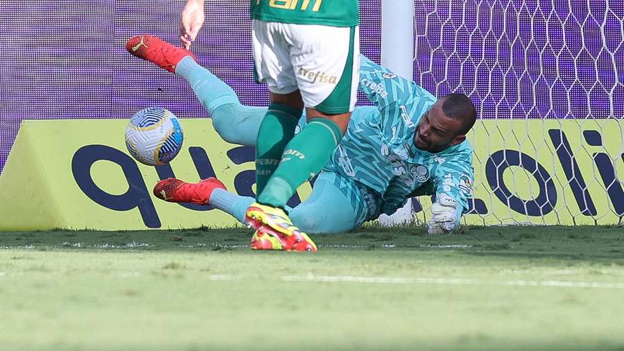 Weverton fez várias defesas no primeiro tempo