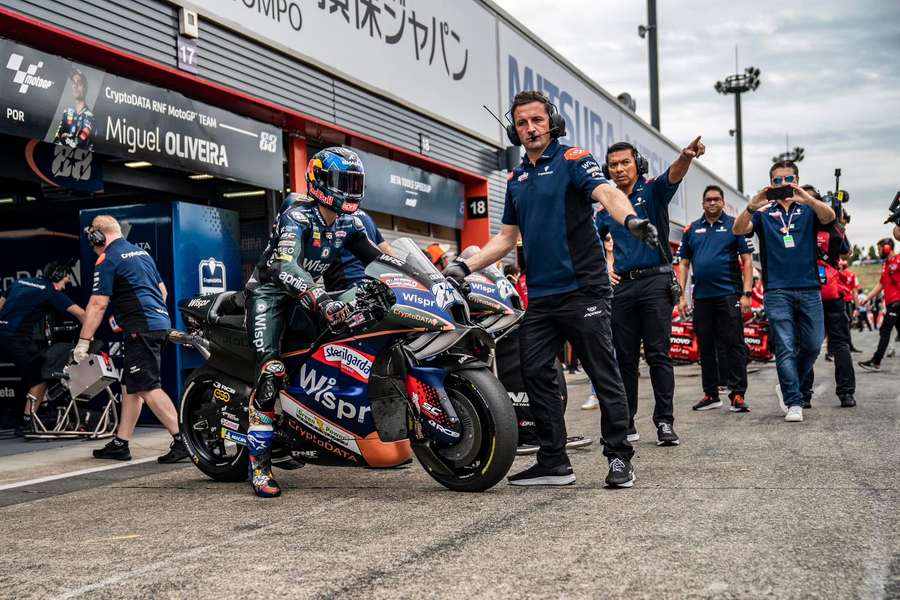 Primeira mulher a vencer corridas de motociclismo em Portugal tem 12 anos