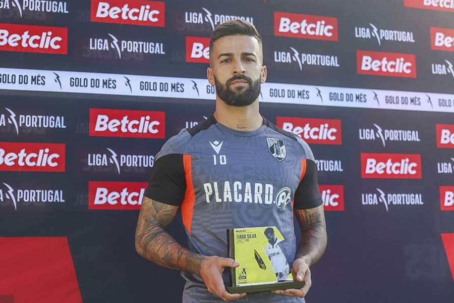 Tiago Silva com o prémio de melhor golo do mês de agosto