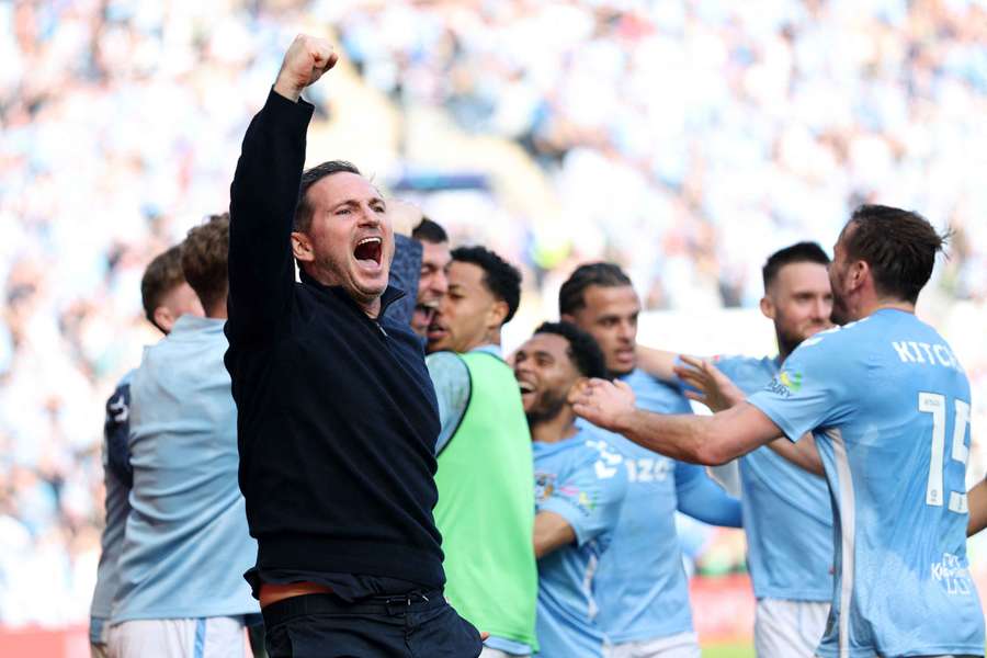 Radost Franka Lamparda a jeho svěřenců z Coventry. Radost Franka Lamparda a jeho svěřenců z Coventry.