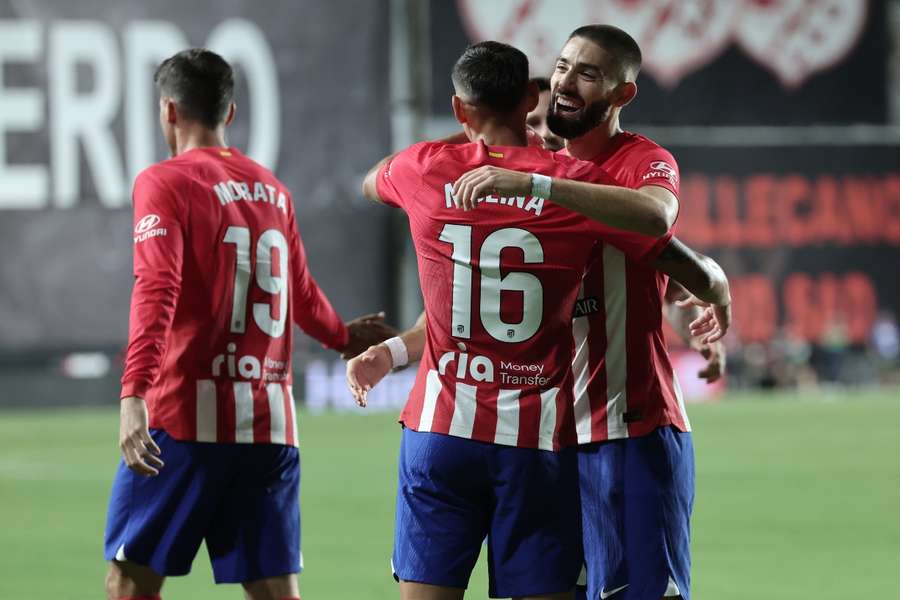 Carrasco celebra um golo pelo Atlético com Molina e Morata 